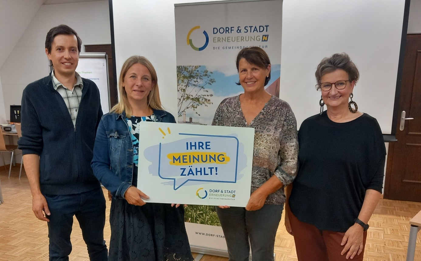 Foto (v.l.n.r.): Daniel Fries (Dorf- & Stadterneuerung), gfGR Stefanie Haidvogel, gfGR Maria Forstner, GR Martina Braun