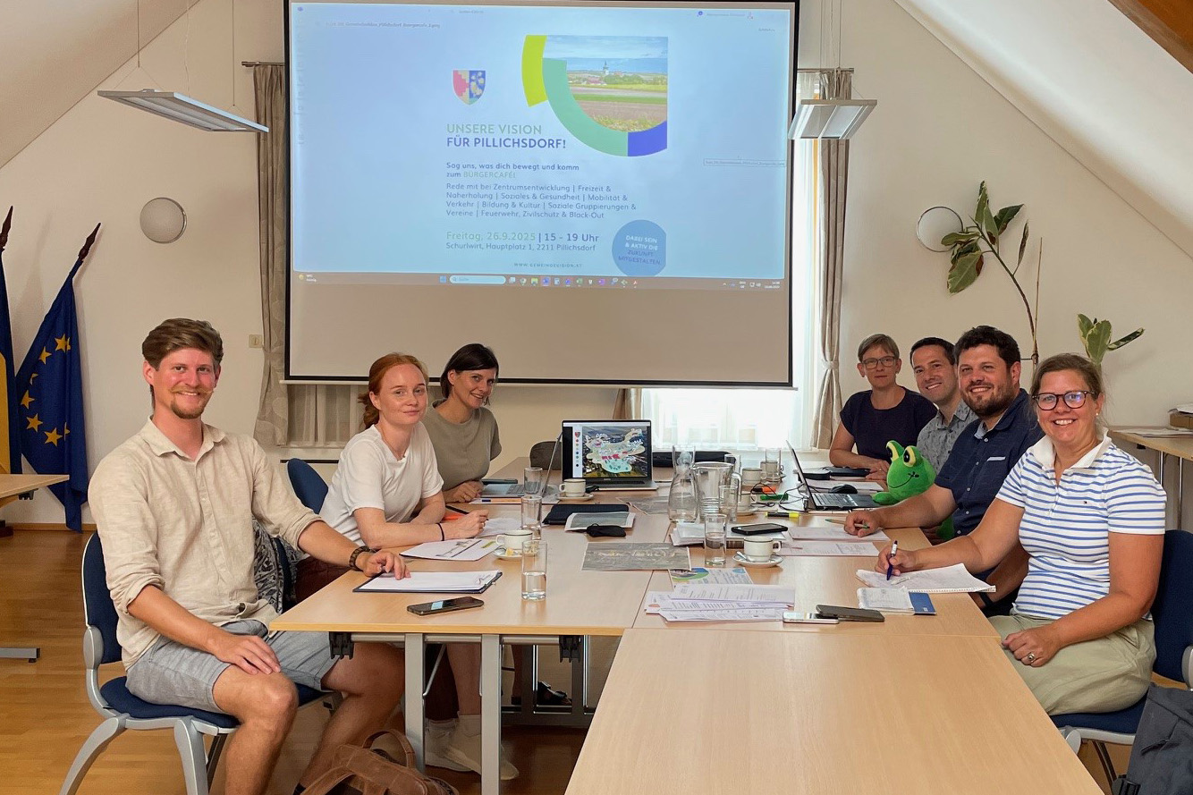 Vertreter der Gemeinde Pillichsorf beraten mit Expertinnen und Experten der Dorf- & Stadterneuerung sowie des Planungsbüros nonconform