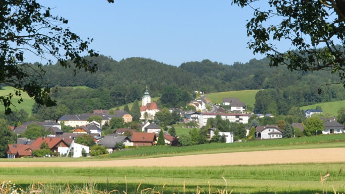 Blick auf das Zentrum von St-Martin-Karlsbach, im Mittelpunkt die Kirche