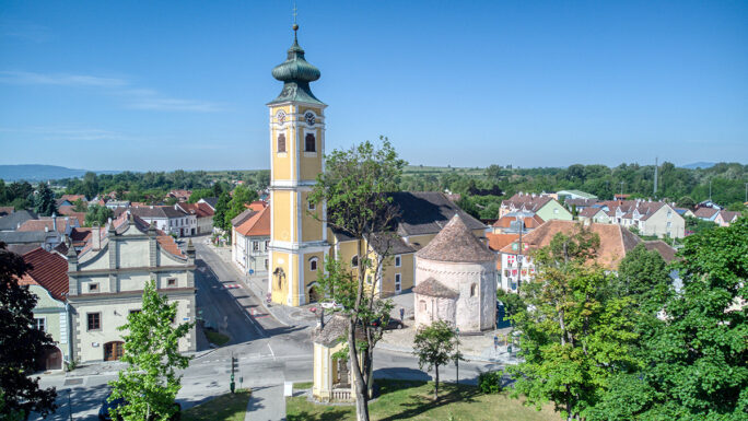 Blick auf den Hauptplatz und die Kirche in Hadersdorf.