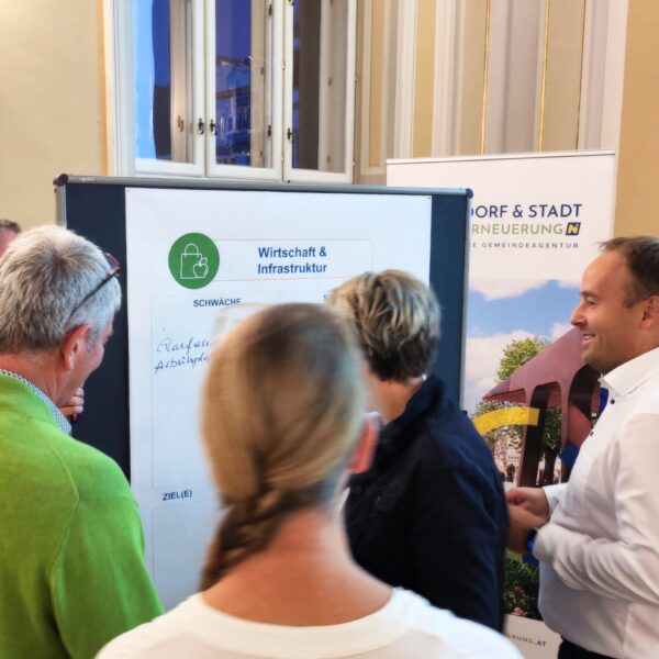 Die Stadtgemeinde Weitra erarbeitet mit der Bevölkerung ein Gemeindeleitbild und lud in Zusammenarbeit mit der Dorf- & Stadterneuerung ihre Bürgerinnen und Bürger am 17. September 2025 zur Auftaktveranstaltung in den Rathaussaal.