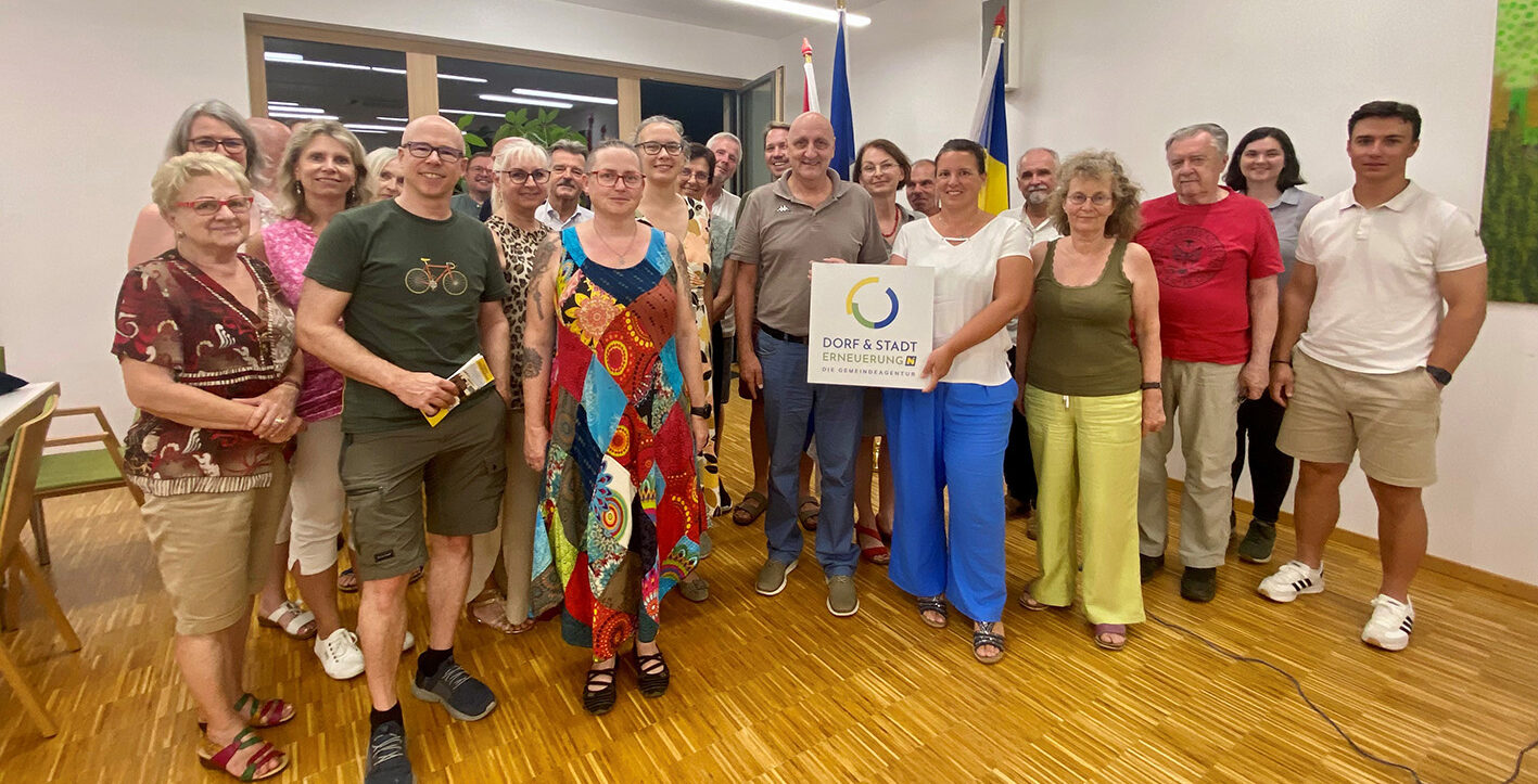 Die Teilnehmerinnen und Teilnehmer am Zukunftsworkshop in Sieghartskirchen mit Marisa Fedrizzi von der dorf- & Stadterneuerung.