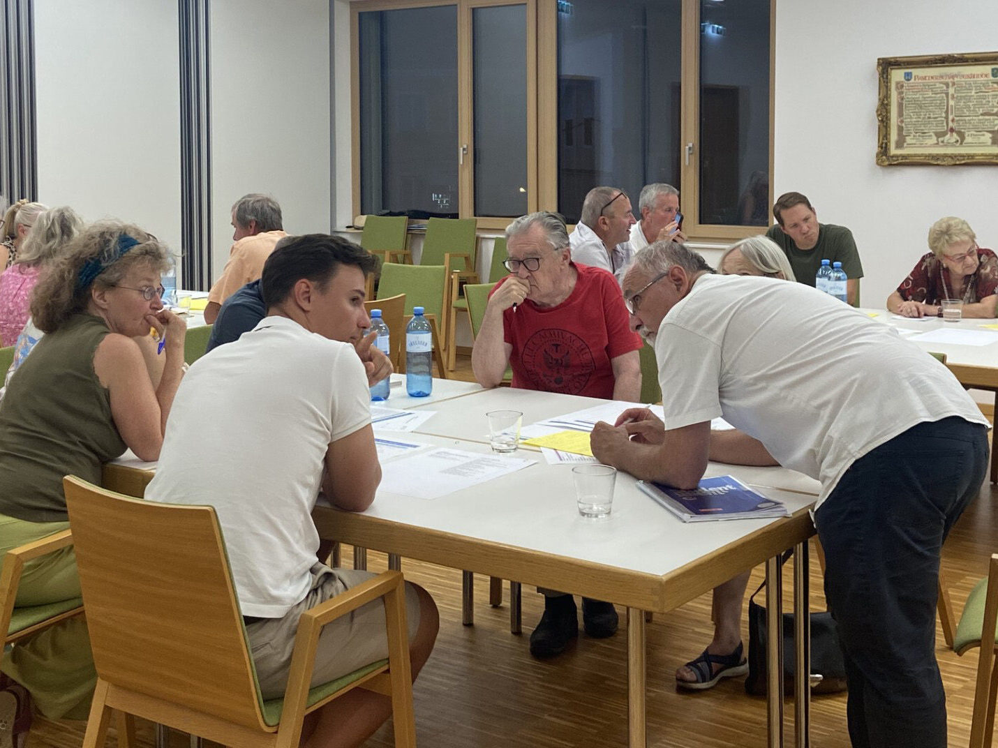 An den Thementischen wurden spannende Diskussionen geführt.