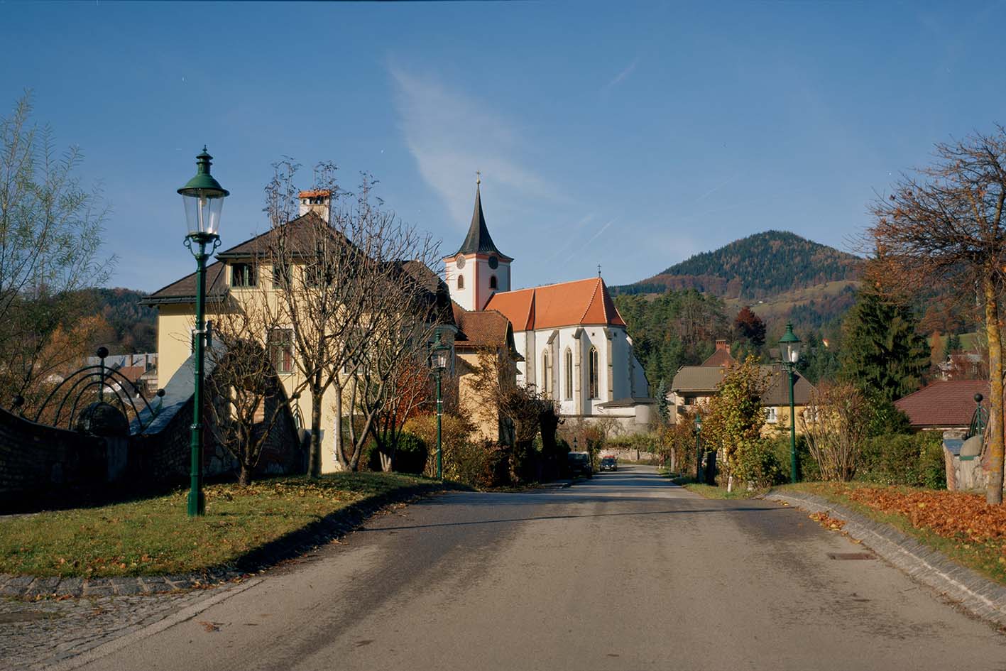 Blick über die Traisenbrücke auf die Pfarrkirche Türnitz