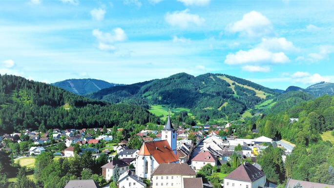 Blick auf die Markgemeinde Türnitz und die umliegenden Berge.