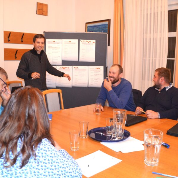 In einer Zukunftswerkstatt mit der Arbeitsgruppe Ortsentwicklung wurden die gesammelten Ideen und Maßnahmen präsentiert, diskutiert und weiterentwickelt.