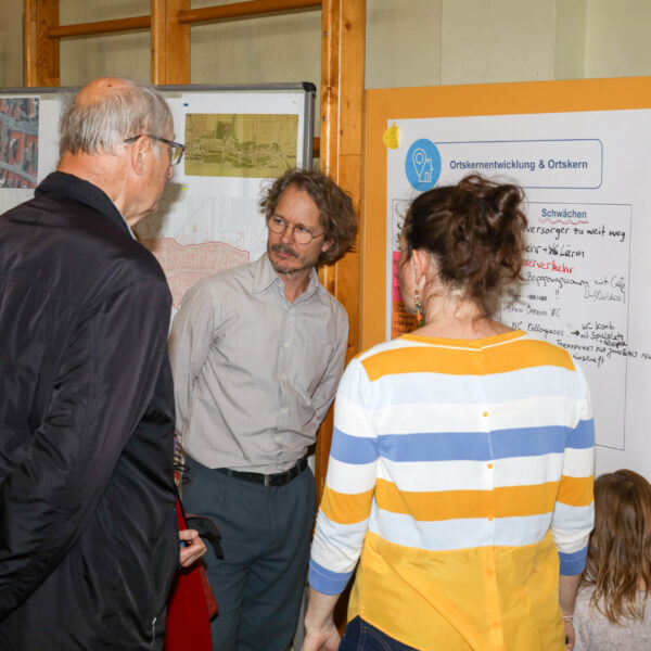 An gut besuchten Thementischen sammelten Interessierte gemeinsam Stärken und Schwächen der Gemeinde, entwickelten Maßnahmen und diskutierten Visionen für Bockfließ.
