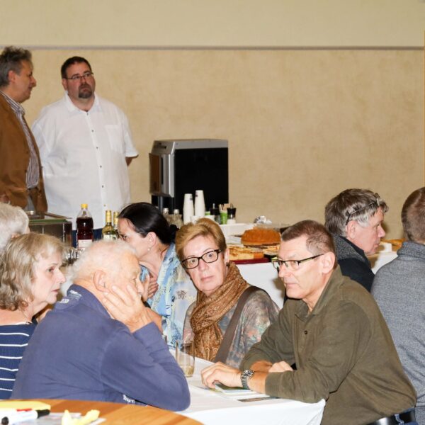 An gut besuchten Thementischen sammelten Interessierte gemeinsam Stärken und Schwächen der Gemeinde, entwickelten Maßnahmen und diskutierten Visionen für Bockfließ.