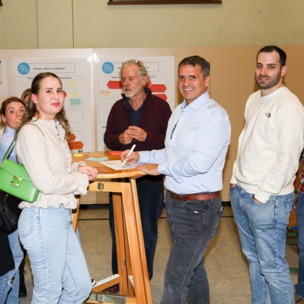 An gut besuchten Thementischen sammelten Interessierte gemeinsam Stärken und Schwächen der Gemeinde, entwickelten Maßnahmen und diskutierten Visionen für Bockfließ.