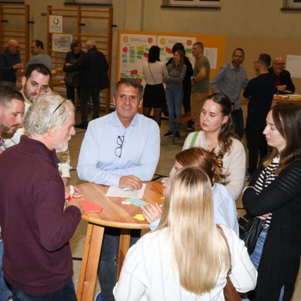 An gut besuchten Thementischen sammelten Interessierte gemeinsam Stärken und Schwächen der Gemeinde, entwickelten Maßnahmen und diskutierten Visionen für Bockfließ.