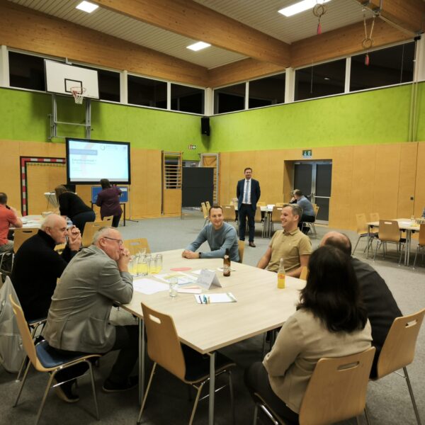 Rund 30 Personen nahmen jeweils an beiden Workshop-Tagen teil und arbeiteten in sechs Themenfeldern an den Leitzielen, Projektideen und auch der gemeinsamen Vision.