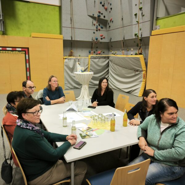 Rund 30 Personen nahmen jeweils an beiden Workshop-Tagen teil und arbeiteten in sechs Themenfeldern an den Leitzielen, Projektideen und auch der gemeinsamen Vision.