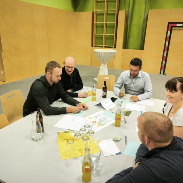 Rund 30 Personen nahmen jeweils an beiden Workshop-Tagen teil und arbeiteten in sechs Themenfeldern an den Leitzielen, Projektideen und auch der gemeinsamen Vision.