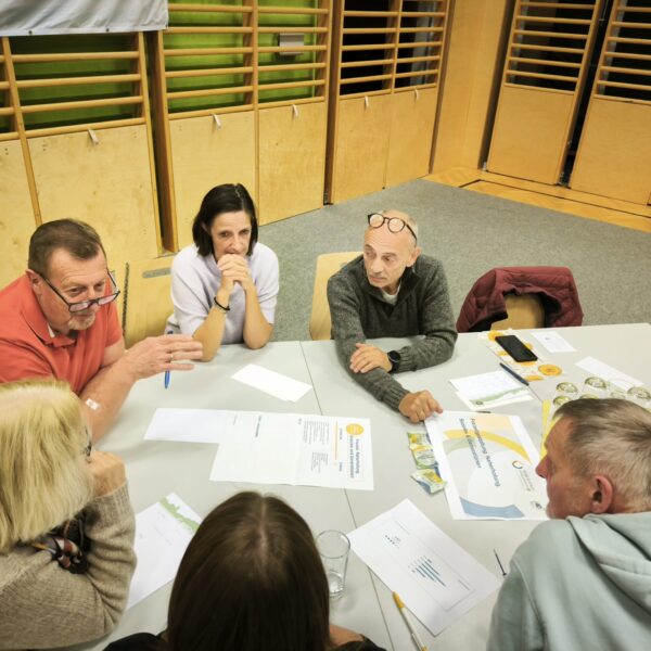 Rund 30 Personen nahmen jeweils an beiden Workshop-Tagen teil und arbeiteten in sechs Themenfeldern an den Leitzielen, Projektideen und auch der gemeinsamen Vision.