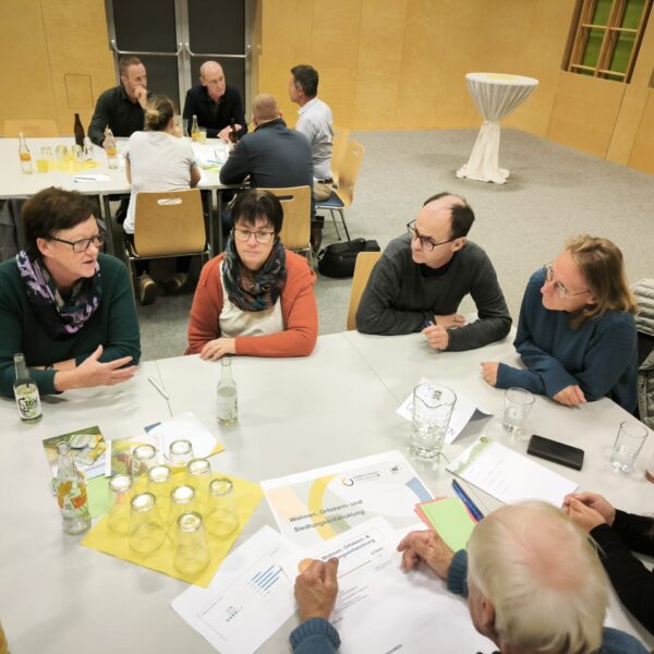 Rund 30 Personen nahmen jeweils an beiden Workshop-Tagen teil und arbeiteten in sechs Themenfeldern an den Leitzielen, Projektideen und auch der gemeinsamen Vision.