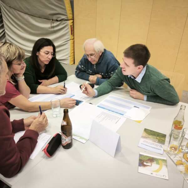 Rund 30 Personen nahmen jeweils an beiden Workshop-Tagen teil und arbeiteten in sechs Themenfeldern an den Leitzielen, Projektideen und auch der gemeinsamen Vision.