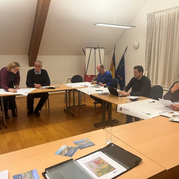 Die Kernteamgruppe beschäftigte sich in diesem Workshop ausführlich mit den Ergebnissen des Bürgercafés und formulierte daraus einen Visionssatz sowie Leitziele für die einzelnen Themenschwerpunkte.