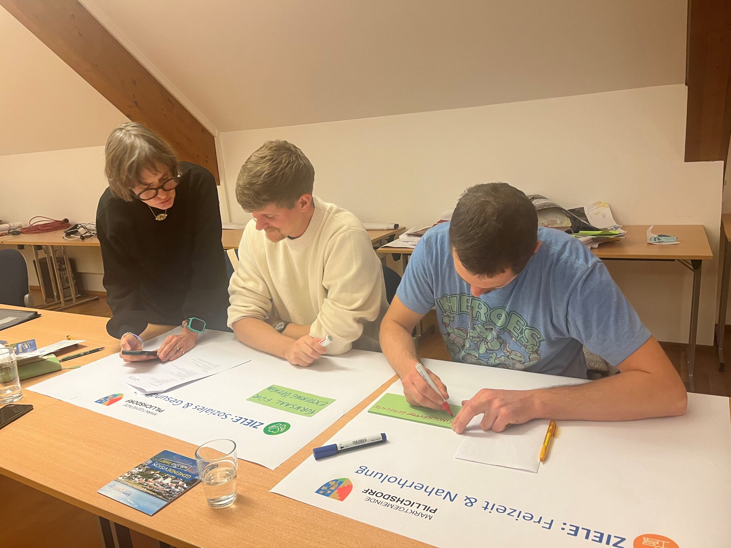 Die Kernteamgruppe beschäftigte sich in diesem Workshop ausführlich mit den Ergebnissen des Bürgercafés und formulierte daraus einen Visionssatz sowie Leitziele für die einzelnen Themenschwerpunkte.