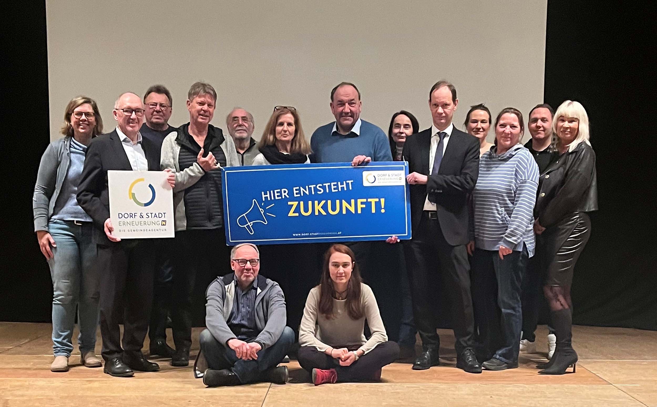 Veronika Wipp (Dorf-und Stadterneuerung), GGR Andreas Kettenhuber, GGR Othmar Vytlacil, GGR René Zehner, GR Erich Lifka, GGR Roswitha Lehner, Bgm. Andreas Arbesser, Regina Kaintz-Schalko (bürgerservice), Johannes Bockstefl (Obmann Dorferneuerungsverein), Alexandra Lorenz (Bauamt), GGR Doris Ivan, Sascha Gründler (Bauhof), Elisabeth Lux (Gemeindeamtsdirektor Stellverterin) Erste Reihe sitzend: v.l.n.r. GGR Bernhard Rainer, GR Hanna Jagenteufel (Klimabündnis)