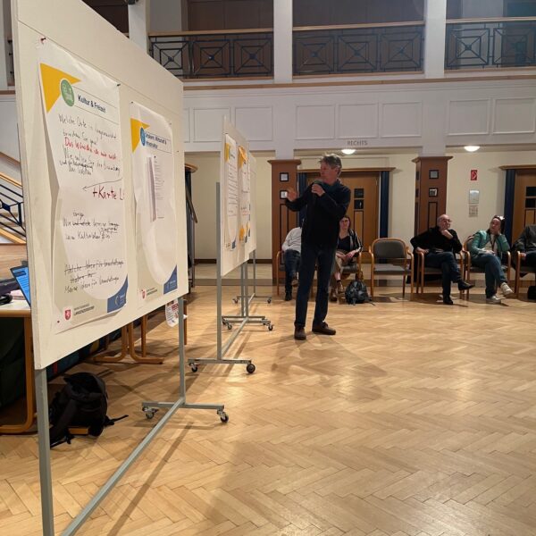 Der Projektbeirat bereitete das Bürgercafé vor: Auf Basis der Bürgerbefragung wurden zentrale Themen und Schwerpunkte gemeinsam erarbeitet.