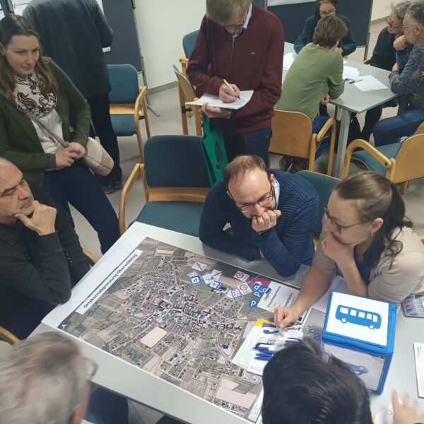 Rund 50 engagierte Bürgerinnen und Bürger nutzten die Gelegenheit, um über zentrale Themen der Gemeindeentwicklung zu diskutieren, Ideen einzubringen und gemeinsame Ziele zu formulieren.