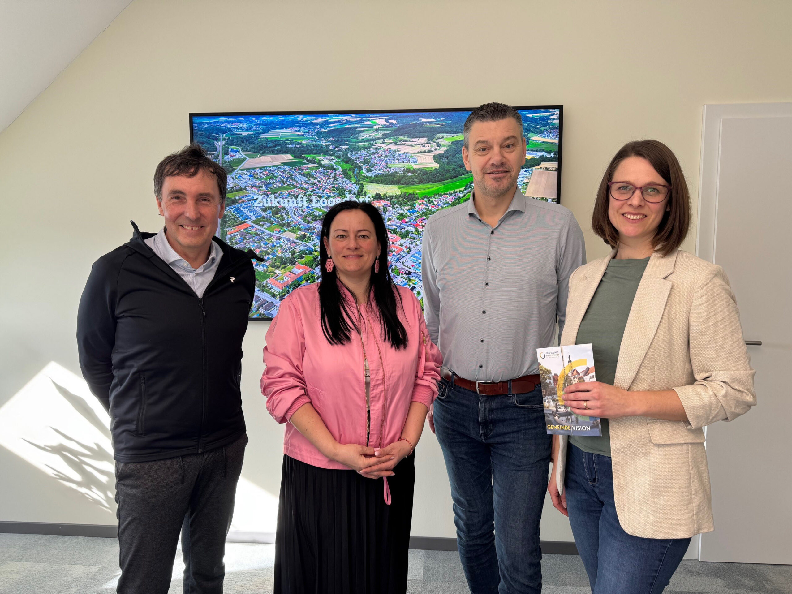 Mag. Karl Hintermeier, Vize. Bgm. Birgit Batsch, Bgm. Thomas Vasku und DI Miriam Gerhardter (Dorf- & Stadterneuerung)