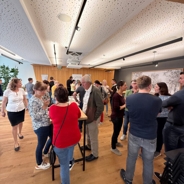 80 begeisterte Bürgerinnen und Bürger trugen beim „Bürger-Café“ im Gemeinderatssaal mit vielen Ideen und Anregungen zur Zukunft Blindenmarkts bei.