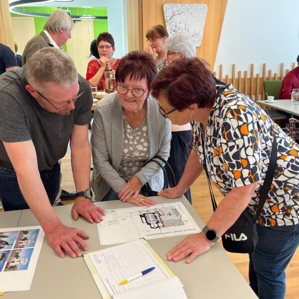 80 begeisterte Bürgerinnen und Bürger trugen beim „Bürger-Café“ im Gemeinderatssaal mit vielen Ideen und Anregungen zur Zukunft Blindenmarkts bei.