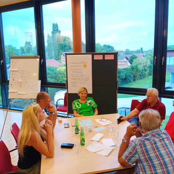 Großes Interesse und engagierte Diskussionen prägten die jüngste Zukunftsschneiderei in Atzenbrugg.