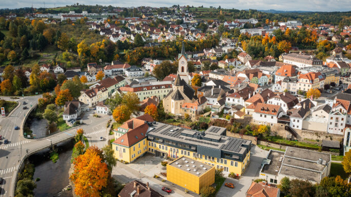 Luftansicht der Stadt Zwettl, im Vordergrund ist die Pfarrkirche zu sehen.