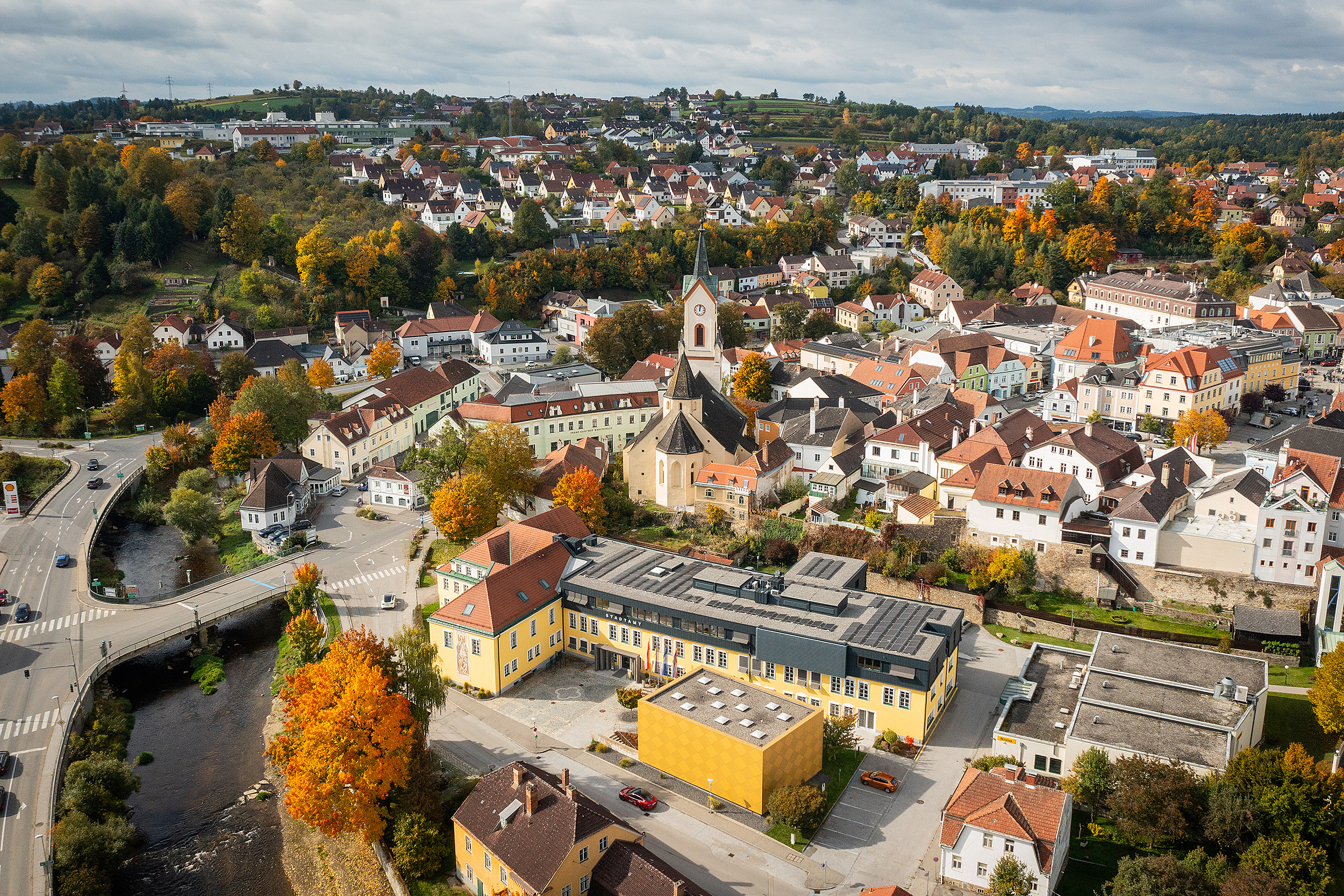 Luftansicht der Stadt Zwettl, im Vordergrund ist die Pfarrkirche zu sehen.