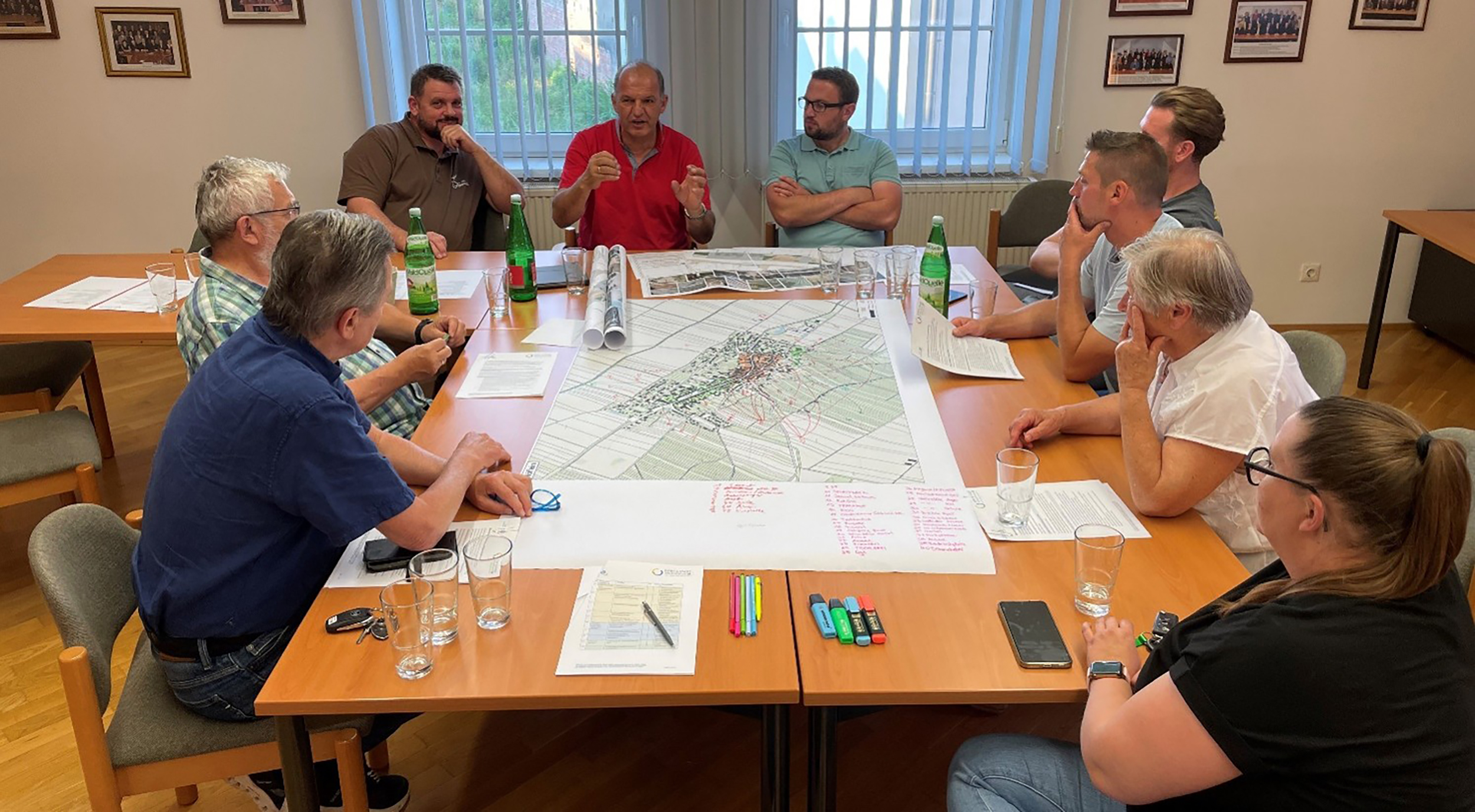 Die Teilnehmerinnen und Teilnahmer am Workshop zur Ortskernabgrenzung in Höflein.