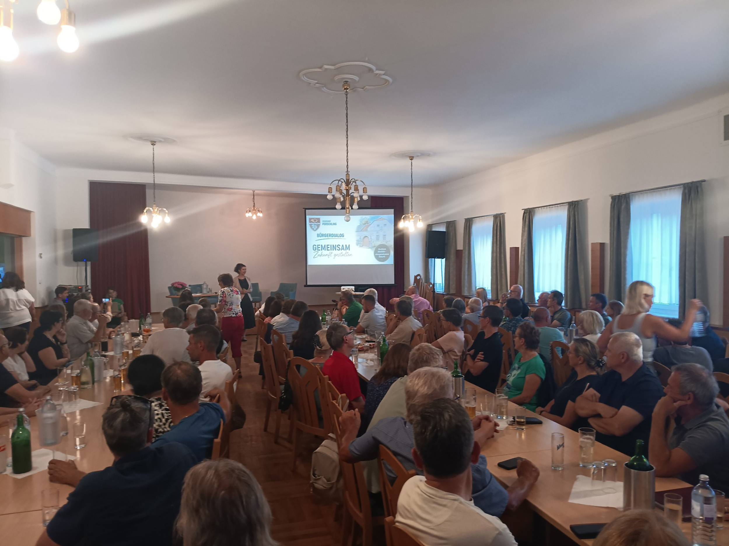 Blick in den Saal beim Bürgerdialog in Perschling
